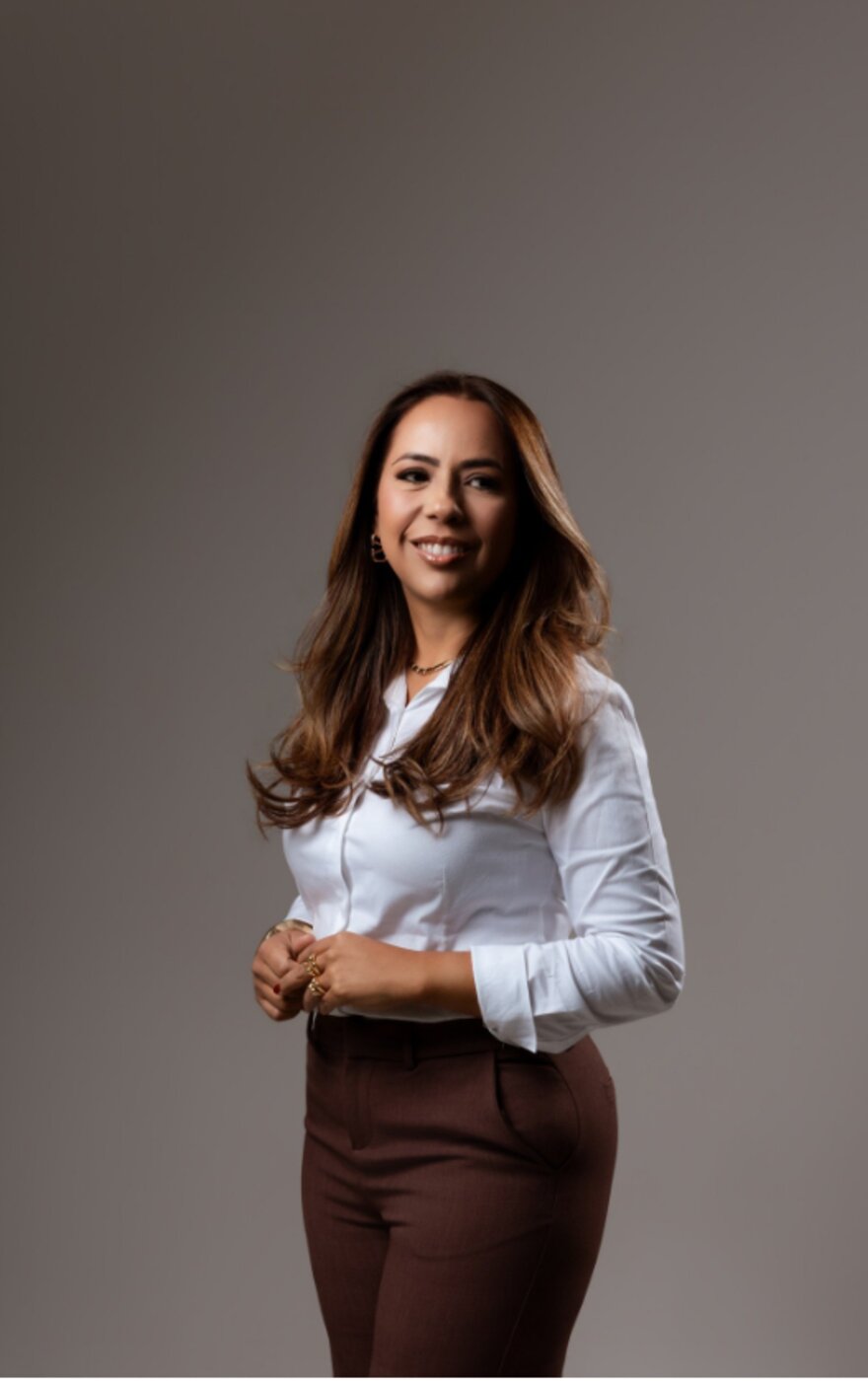 Janete Teodoro atendendo clientes em Catalão